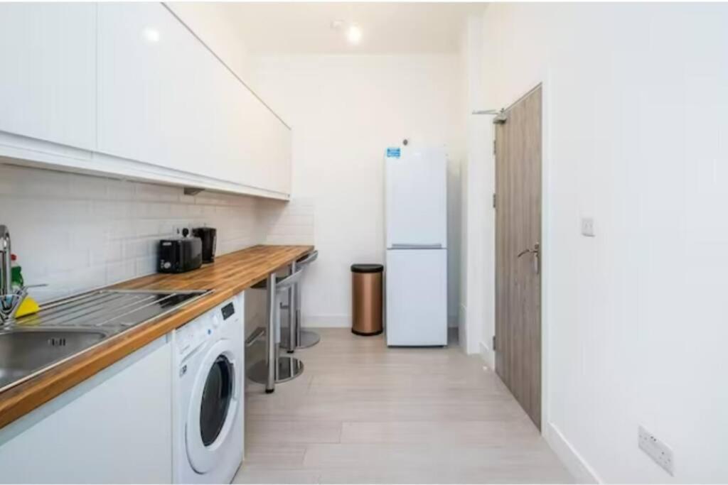 Boutique Modern Hotel Room For Two Near Tube And Bus Stations London Exterior photo